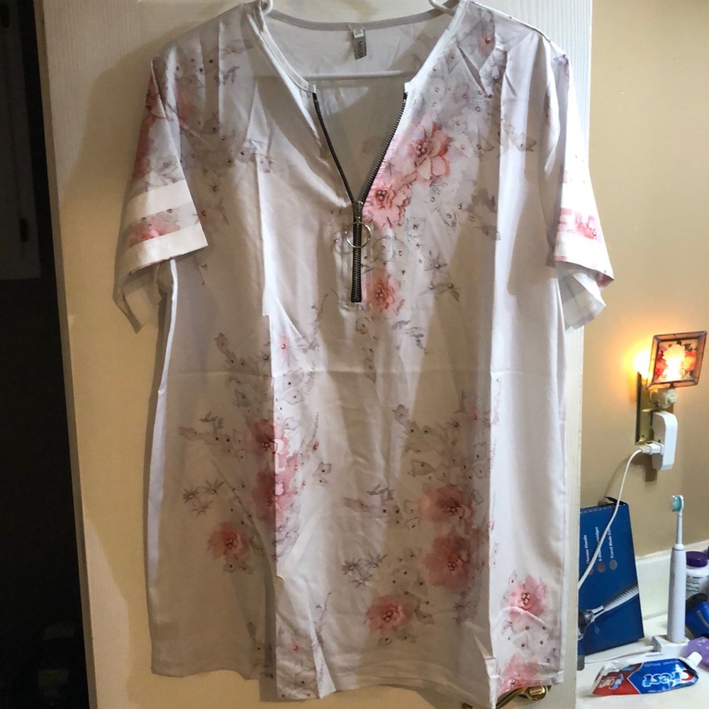 MissLook satin feel zip up short sleeve floral top size 2X NWOT